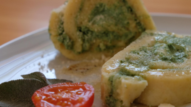 La ricetta del rotolo di patate con ricotta e spinaci bicolore.