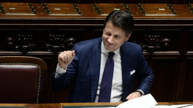 Giuseppe Conte esulta per Banca Carige