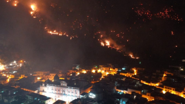 Sarno, incendio sul monte Saretto: cittadini evacuati e scuole chiuse