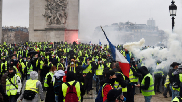 Gilet gialli, a Parigi di nuovo proteste e scontri sugli Champs-Elysees