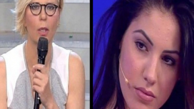 Maria De Filippi ad Amici: 'Il libro di Giulia De Lellis ha venduto pi&ugrave; di 40mila copie'.
