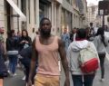 Milano, Gucci Mane passeggia in centro tra l'indifferenza dei passanti