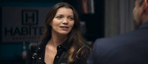 'A Dona Do Peda&ccedil;o': Fabiana arma para Rock e Joana. (Reprodu&ccedil;&atilde;o/TV Globo)