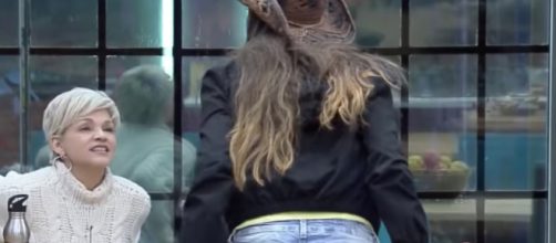 Em 'A Fazenda 11', Drika partiu para cima de Andrea. (Reprodu&ccedil;&atilde;o/ TV Record)