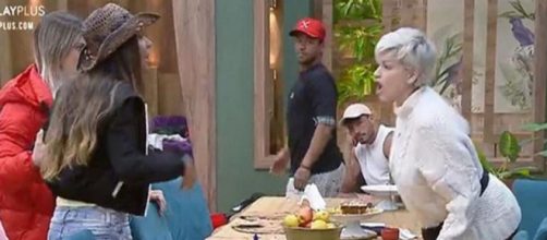 Em discuss&atilde;o, Andr&eacute;a chama Drika de falsa. (Reprodu&ccedil;&atilde;o/Record TV)