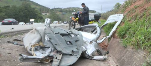 Lancer ficou totalmente destru&iacute;do. (Reprodu&ccedil;&atilde;o/TV Globo)