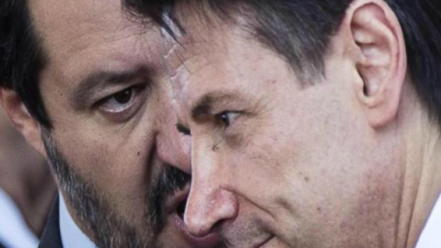 Matteo Salvini attaccato da tutti i fronti, d&agrave; addosso a Conte "Non essere geloso" e poi mostra dati sui migranti