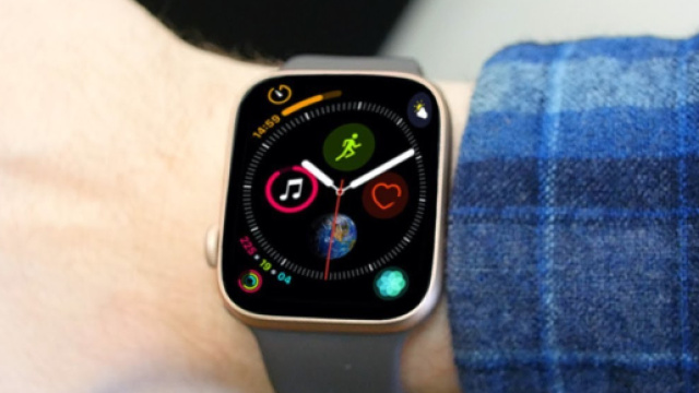 Usa, Bob cade dalla bici e sbatte la testa: lo smartwatch lo salva avvertendo i soccorsi