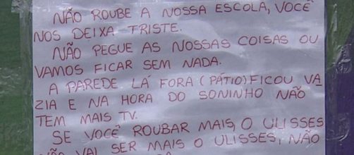 Crian&ccedil;as escrevem cartaz ap&oacute;s sequ&ecirc;ncia de furtos em escola. (Reprodu&ccedil;&atilde;o/ TV Globo)