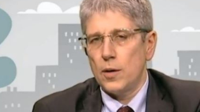 Mario Giordano esponete cartello che parla di percentuali sbarchi nel corso di Quarta Repubblica.