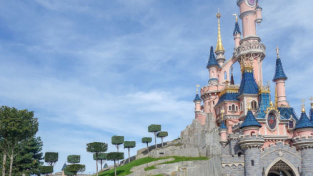 Parigi, assume LSD a Disneyland e scompare: svizzero ritrovato nudo e confuso