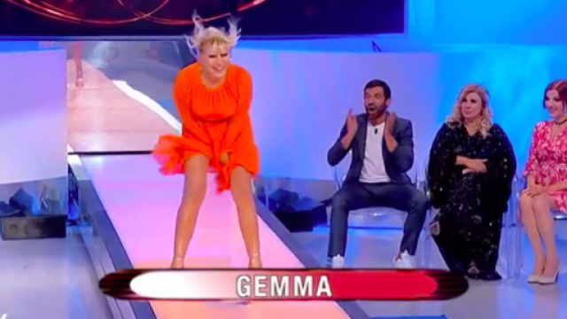Uomini e Donne: Gemma impersona la Monroe durante la sfilata di moda