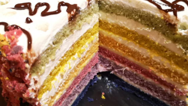 Torta arcobaleno: una delizia multistrato