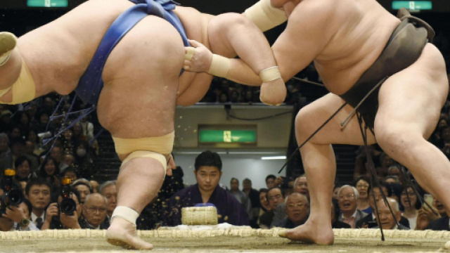 Due lottatori di sumo in Giappone.