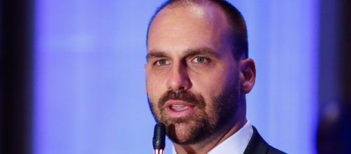 Eduardo Bolsonaro, para defender o pai, espalha not&iacute;cia falsa. (Arquivo Blasting News)