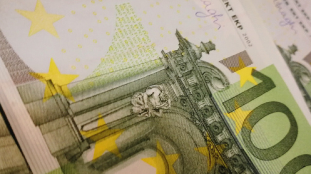 Lotta all'uso del contante in manovra, sconti per chi usa le carte di credito e arriva la card unica pubblica.