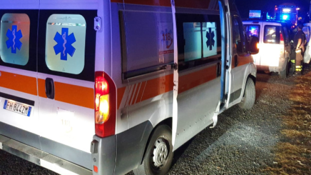 Ferrara, era ubriaco il giovane che guidava l'auto finita contro un alberto a Vigarano Mainarda