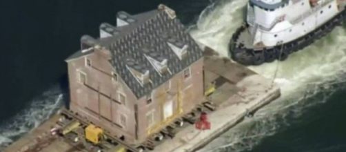 Mans&atilde;o do s&eacute;culo XVIII sendo levada pelo mar e fincada sobre balsa nos Estados Unidos. (Reprodu&ccedil;&atilde;o/BBC)