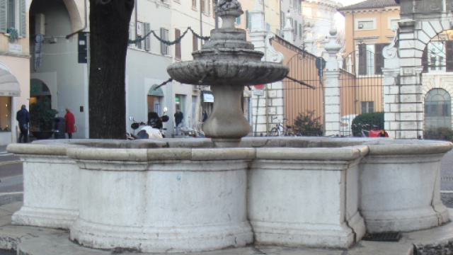 Brescia: pensionato pulisce e ripara fontana storica, i vigili lo multano