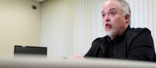 Carlos Fernando dos Santos Lima v&ecirc; Bolsonaro agindo para proteger seu filho Fl&aacute;vio. (Arquivo Blasting News)