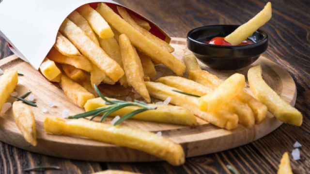 UK, 17enne mangia per 10 anni patatine fritte e salsiccia: diventa cieco e sordo