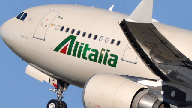 Primo piano di un aereo Alitalia in volo