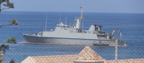 El cazaminas Turia varado en la playa de La Manga, el accidente tuvo lugar en la b&uacute;squeda de restos del accidente del comandante Mar&iacute;n