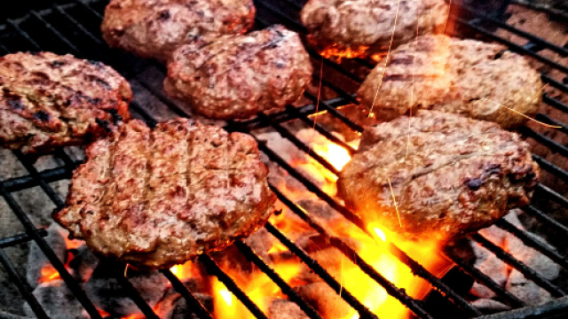 Australia, donna vegana denuncia i suoi vicini di casa perch&eacute; accendevano sempre il barbecue