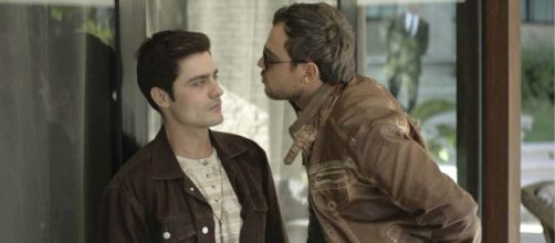 Leandro contar&aacute; para Chiclete que &eacute; gay. (Reprodu&ccedil;&atilde;o/ TV Globo)