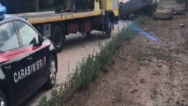 Taranto, l'auto finisce fuori strada in curva: morti un 18enne e un 19enne