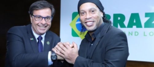 Ronaldinho Ga&uacute;cho posa com presidente da Embratur, Gilson Machado Neto.(Divulga&ccedil;&atilde;o/Embratur)