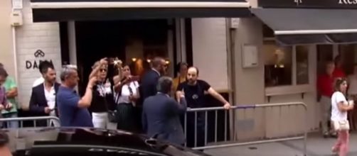 Revilla, rega&ntilde;ando al empleado de un bar que insult&oacute; a S&aacute;nchez. / EL MUNDO