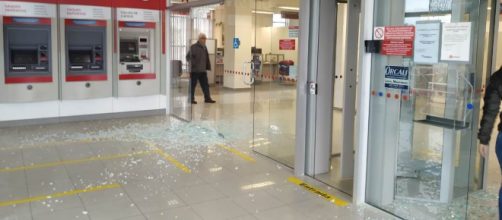 Vidros da ag&ecirc;ncia ficaram estilha&ccedil;ados. (Divulga&ccedil;&atilde;o/Gabriel Souza/Bombeiro Comunit&aacute;rio de Blumenau)