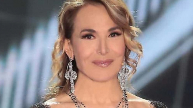 Barbara D'Urso col collare cervicale su Instagram: 'Brutto incidente, ma luned&igrave; torno in diretta'.