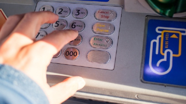Aumentano le spese per conto corrente online e tradizionale.