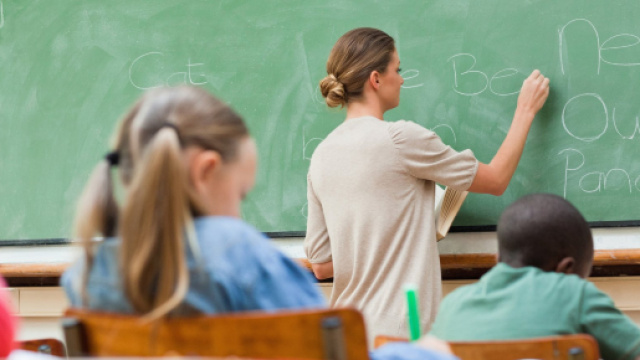 La preoccupazione dei sindacati a proposito delle supplente nella scuola pubblica italiana affidate anche agli studenti universitari