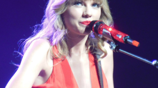 Taylor Swift ha donato 10mila dollari ad una giovane fan malata di cancro.