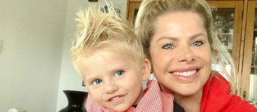 A apresentadora Karina Bachi, que foi m&atilde;e ap&oacute;s os 40. (Reprodu&ccedil;&atilde;o/Instagram/@karinabacchi)