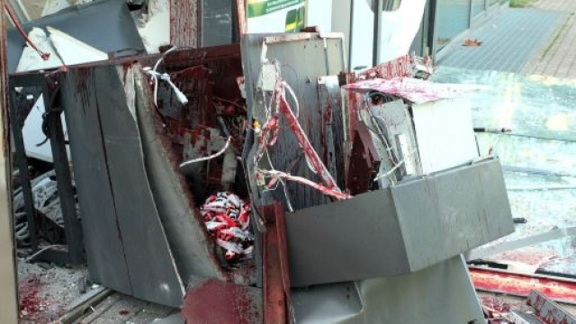 Capodanno a Napoli, esplode anche il bancomat per il primo furto dell'anno.