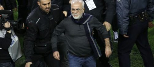 Em 2018, o russo bilion&aacute;rio invadiu o gramado armado. (Arquivo Blasting News)