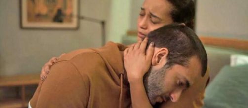 Vit&oacute;ria abra&ccedil;a Sandro em 'Amor de M&atilde;e'. (Divulga&ccedil;&atilde;o/Globo)