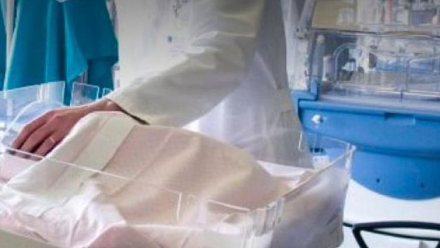 Neonato assistito da un'operatore sanitario