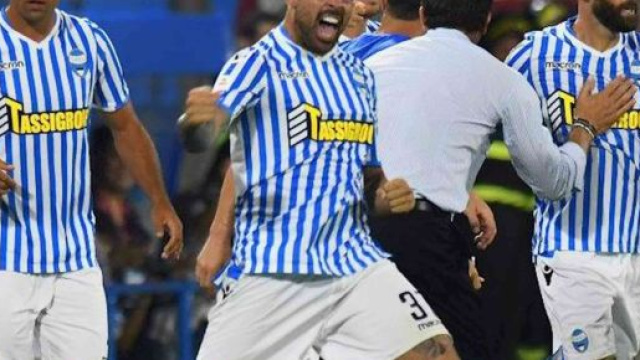 La Spal esulta dopo un gol: al centro Petagna