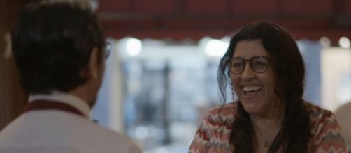 Nanego Lira, de costas, contracena com Regina Cas&eacute; em 'Amor de M&atilde;e'. (Reprodu&ccedil;&atilde;o/TV Globo)