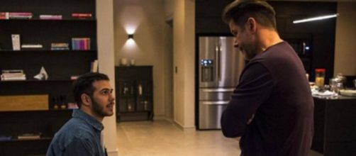 Vin&iacute;cius pedir&aacute; perd&atilde;o ao pai, Raul, em cena de 'Amor de M&atilde;e'. (Reprodu&ccedil;&atilde;o/TV Globo)