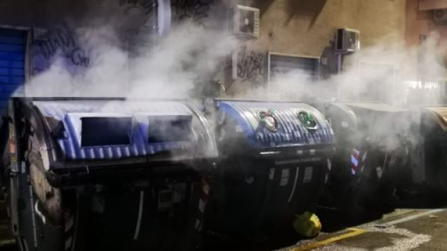 Cassonetti in fiamme al Tuscolano - FarodiRoma - farodiroma.it