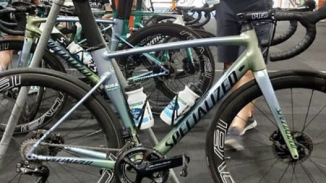 Ciclismo, Bora e Deceuninck iniziano la stagione con una bici in alluminio