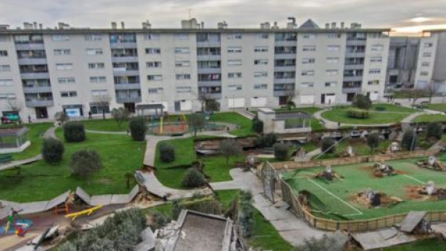Spagna: crolla un parco giochi e sprofonda nel parcheggio sottostante, per ora nessuna vittima