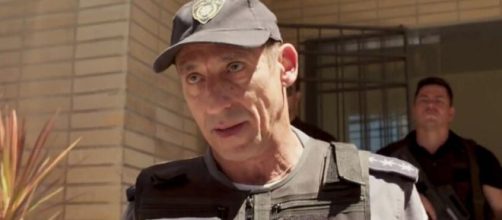 Tuca Andrada em cena como o policial corrupto Beliz&aacute;rio em 'Amor de M&atilde;e'. (Reprodu&ccedil;&atilde;o/TV Globo)