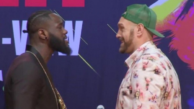 Deontay Wilder e Tyson Fury nel tradizionale face off: i due si affronteranno a Las Vegas il 22 febbraio.